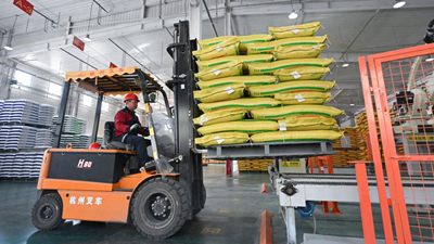 青海海東：飼料需求旺 企業生產忙